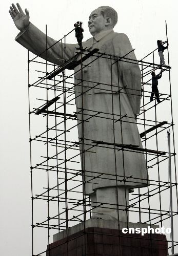 kashgar mao construction Kashgar's Mao Statue under construction