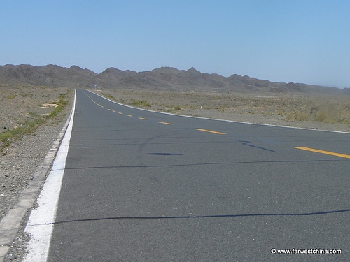 Desert highway A long desert highway in Xinjiang, China