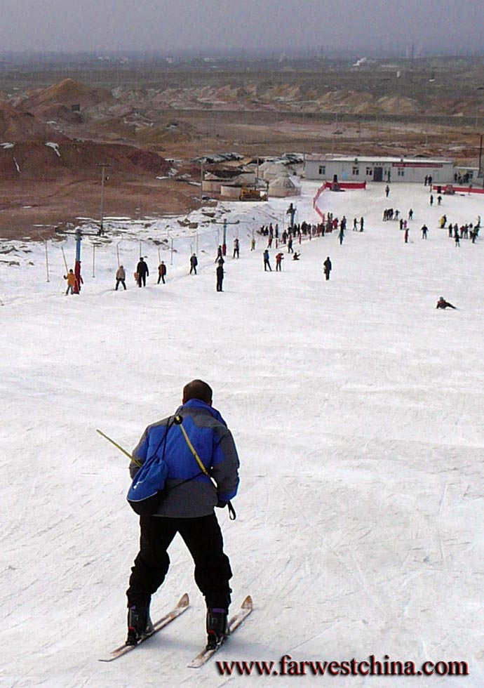 Desert Skiing Skiing in Xinjiang's desert