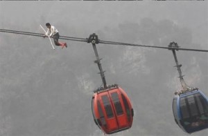A Xinjiang man falls on the tightrope