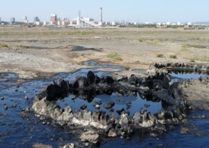 Oil Leaks from Karamay's Black Oil Mountain in Xinjiang