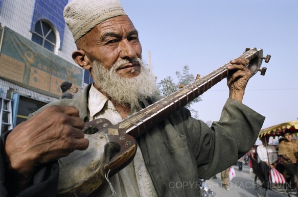 Uyghur Man A Uyghur man from Xinjiang plays the Rawap