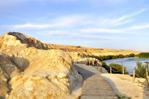 Wucaitan Wooden Walkway A wooden tourist path along Xinjiang's Rainbow Beach, Wucaitan