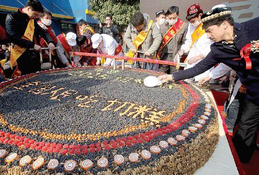 Uyghur seller with his huge nut cake