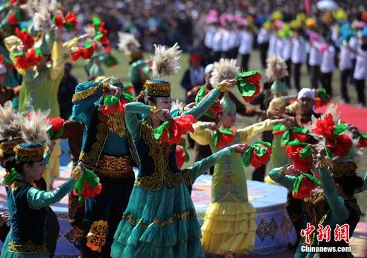 A record-breaking group of Xinjiang dancers in China