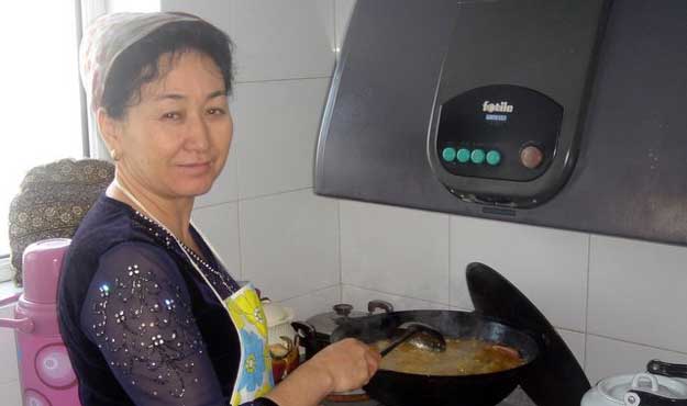 Ugyhur hostess teaches Uyghur customs