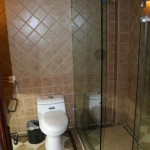 A standard room bathroom in the Urumqi Aksaray Hotel