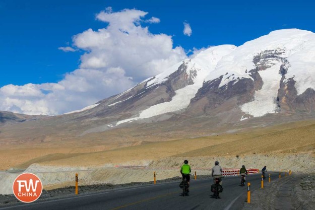 Beautiful scenery while biking the Karakoram Highway near Muztaghata