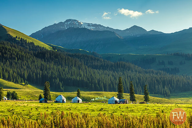 Xinjiang's Narat grasslands with yurts (Nalati)